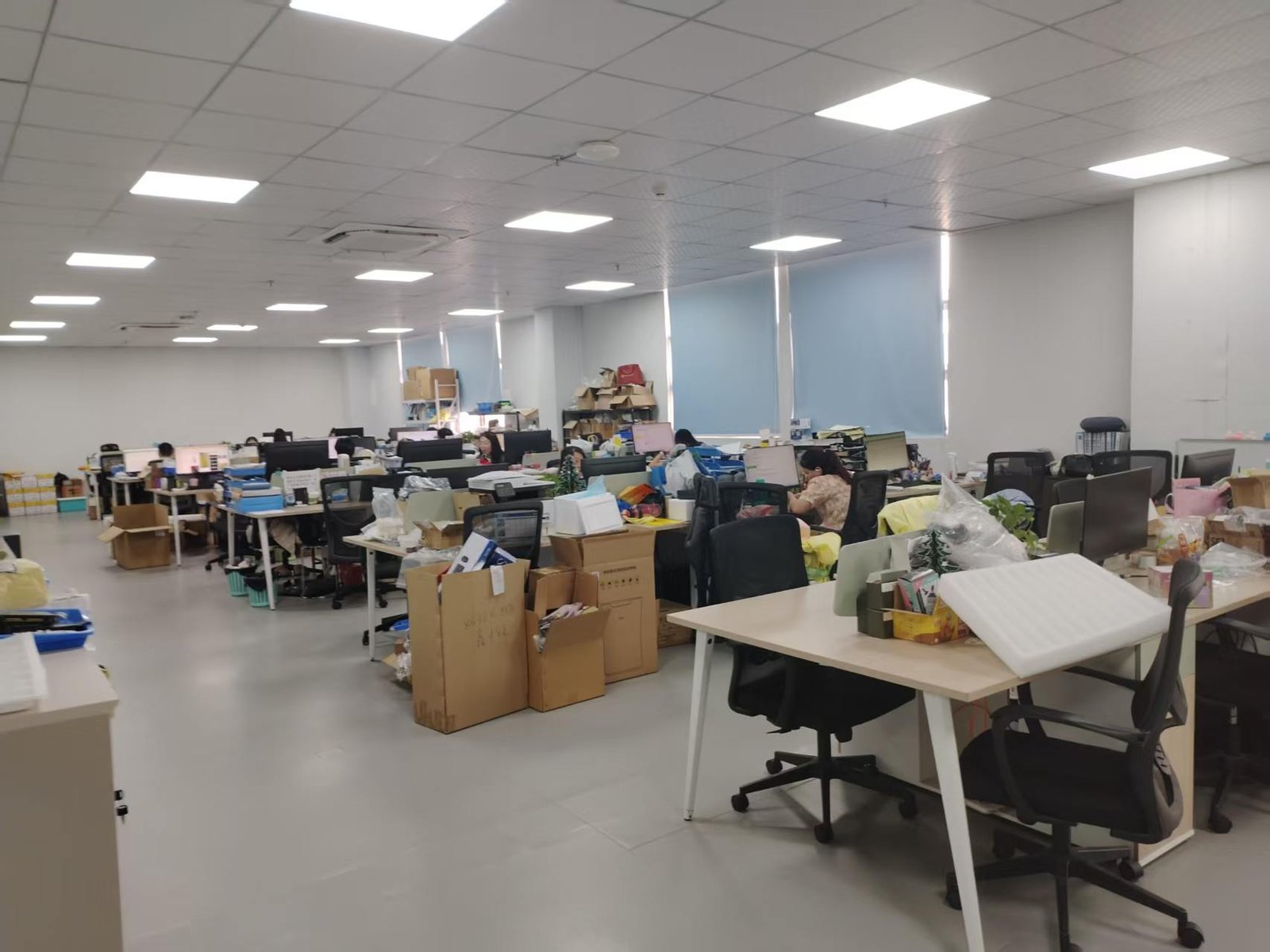 Clean production floor in VEEGO disposable vape factory